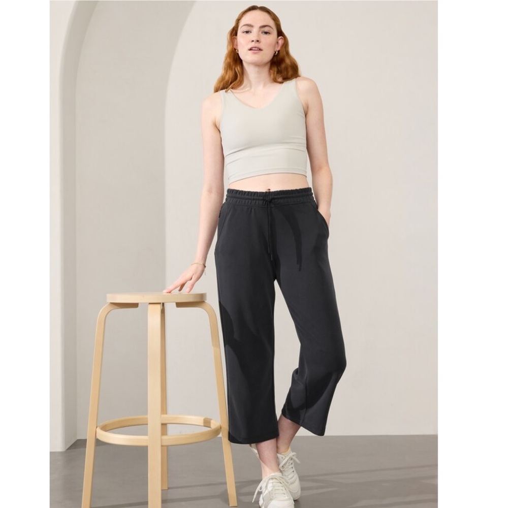 NWT Athleta Seasoft Mid Rise Straight Crop | Black